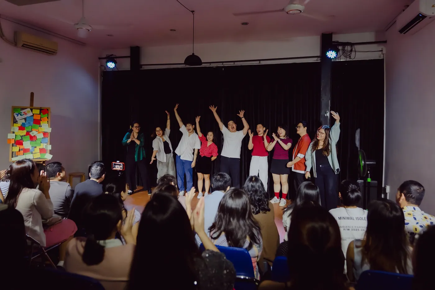 Học viên cùng Vân Possible vẫy chào khán giả trên sân khấu đêm diễn tốt nghiệp Class Show