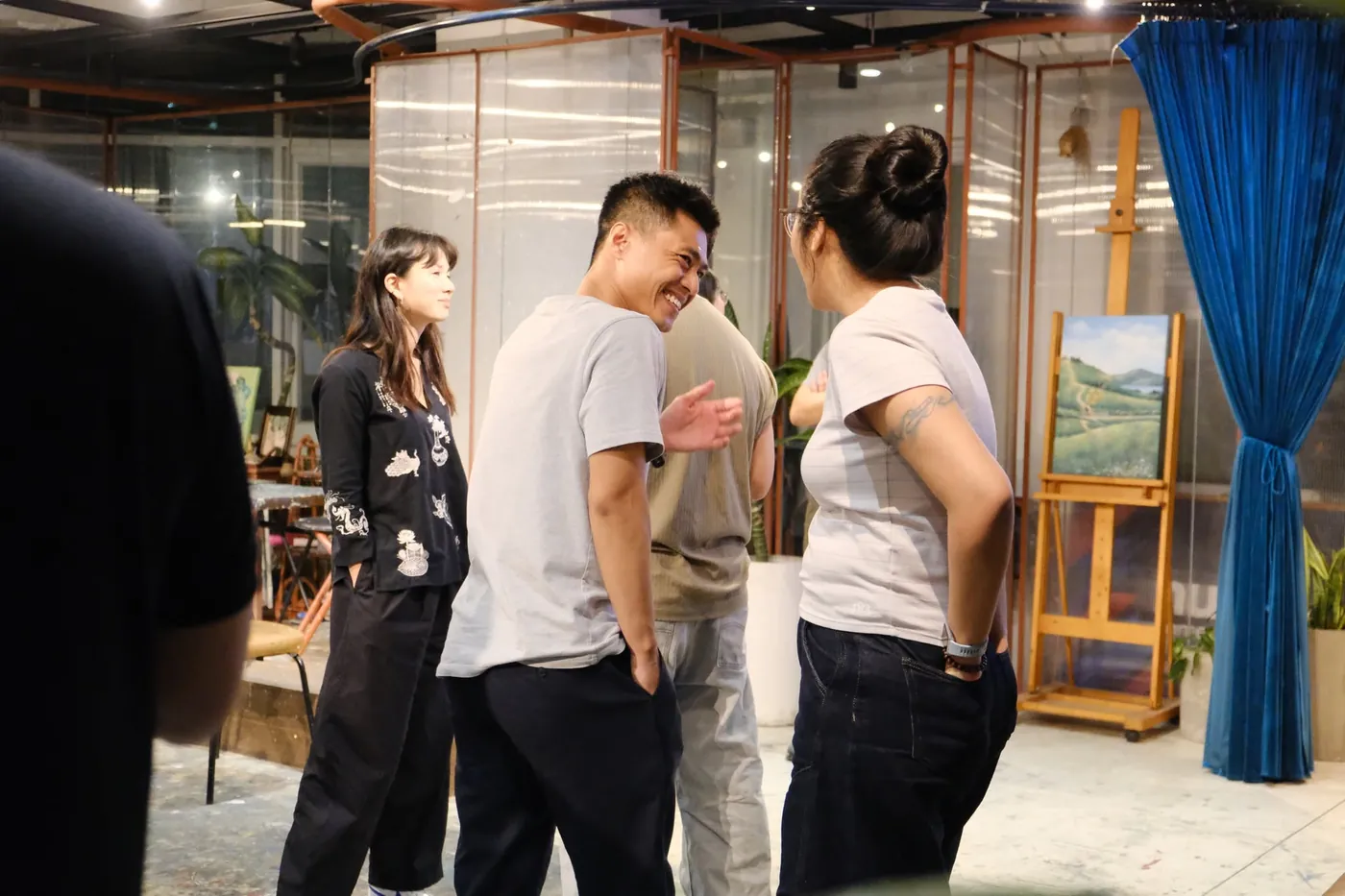 Học viên lớp kịch ứng tác vui vẻ trò chuyện và lắng nghe nhau trong buổi học