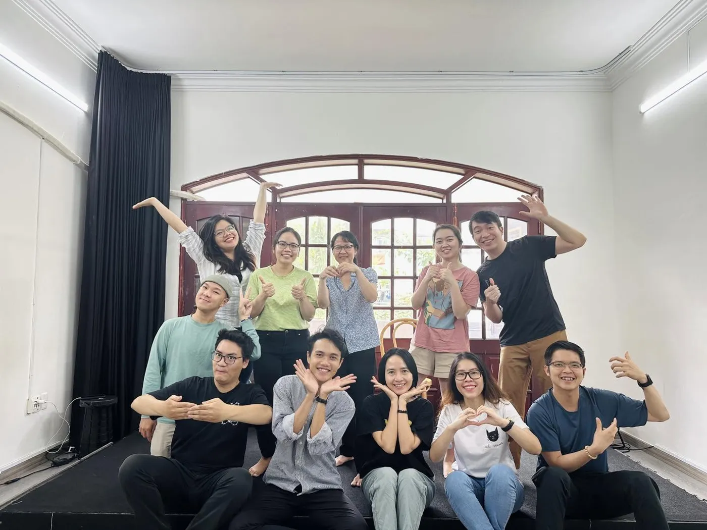 Học viên Saigon Improv House tươi cười tạo dáng trên sân khấu sau một đêm Class Show