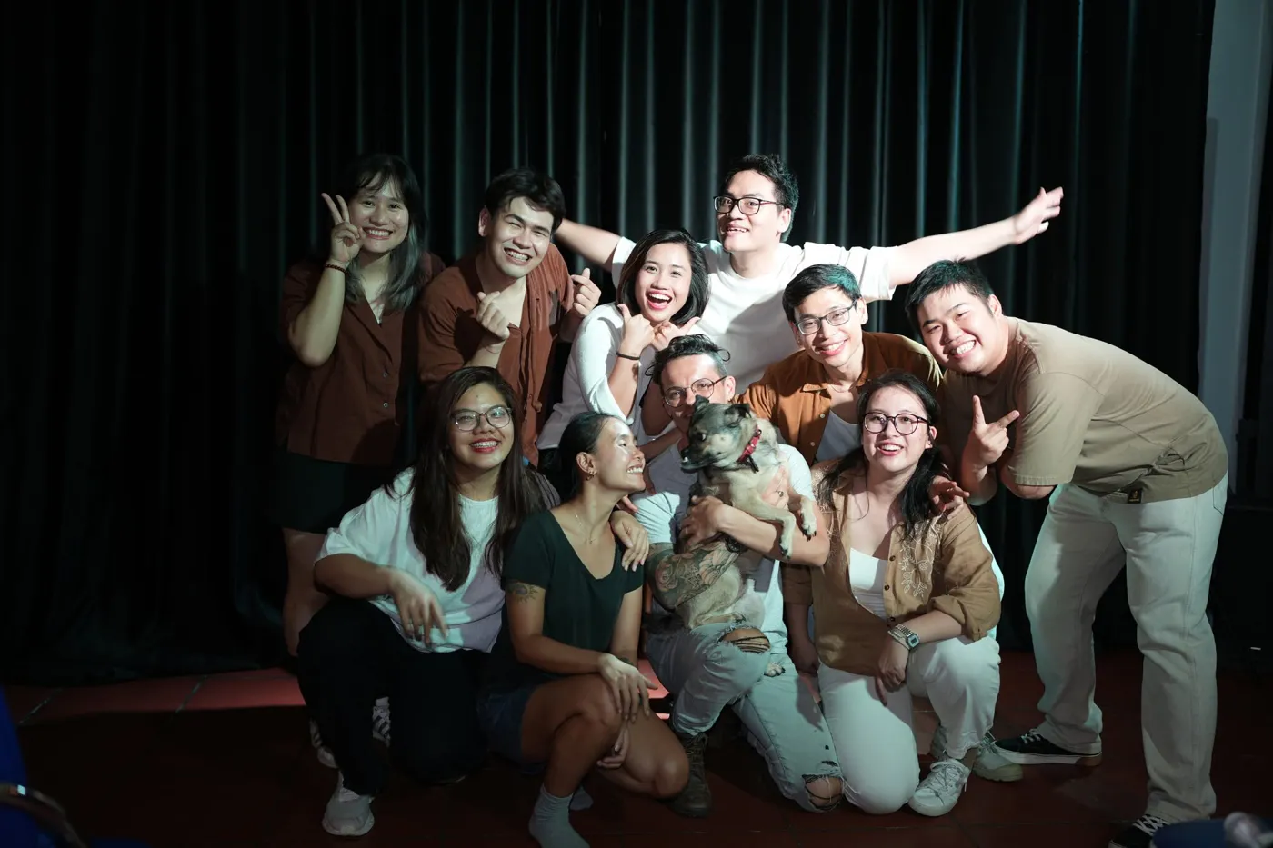 Đội diễn Saigon Improv House tạo dáng cùng chú chó nhỏ trên sân khấu sau show