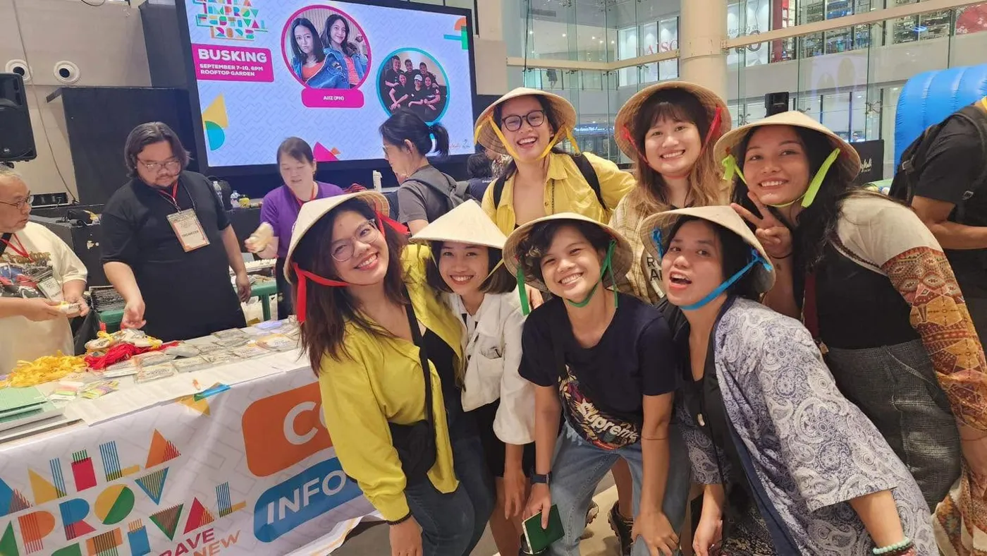 Đội Saigon Improv House đội nón lá cười tươi tại Manila Improv Festival 2023