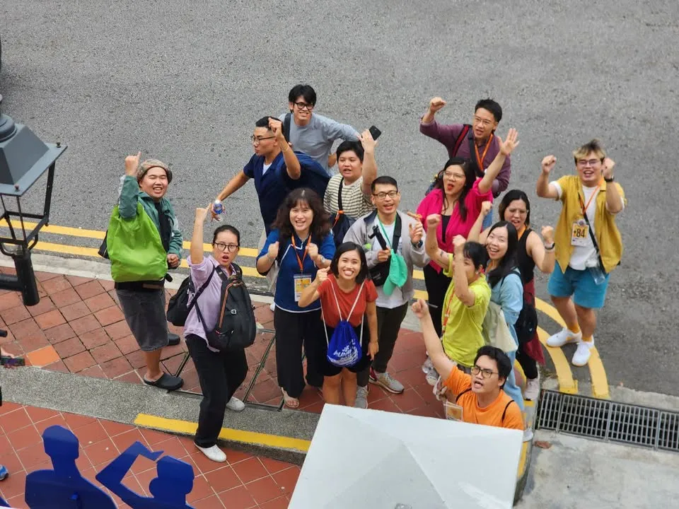 Đội Saigon Improv House ngước lên vẫy tay hào hứng tại Singapore Improv Festival 2024