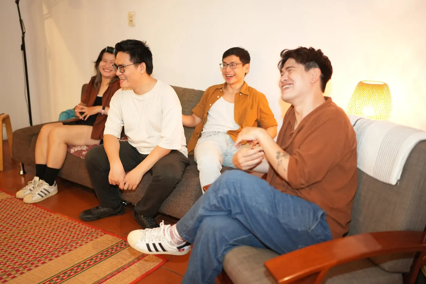 Nhóm bạn trẻ ngồi sofa cười đùa trong buổi English Improv Playdate