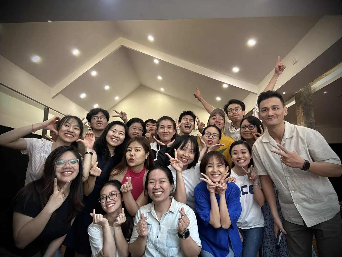 Học viên lớp kịch ứng tác Saigon Improv House tươi cười tạo dáng sau buổi học