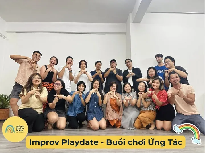 Cộng đồng Saigon Improv House chụp ảnh nhóm trong phòng tập sau buổi Improv Playdate