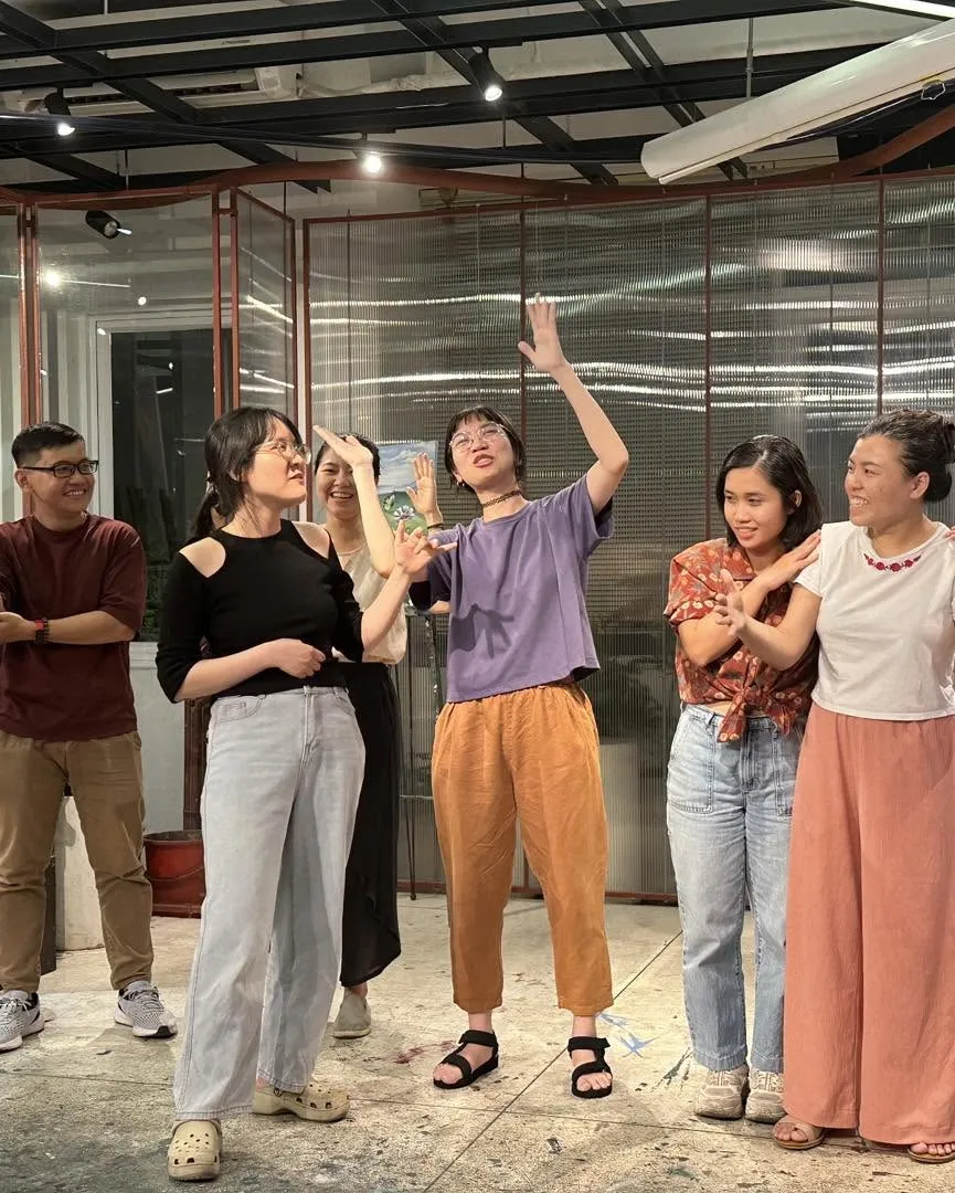 Học viên hào hứng giơ tay trong bài tập khởi động của lớp kịch ứng tác