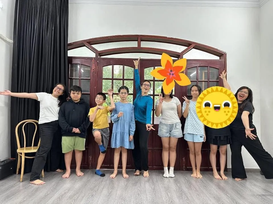 Giáo viên và các bạn nhỏ lớp kịch ứng tác thiếu nhi tạo dáng vui vẻ