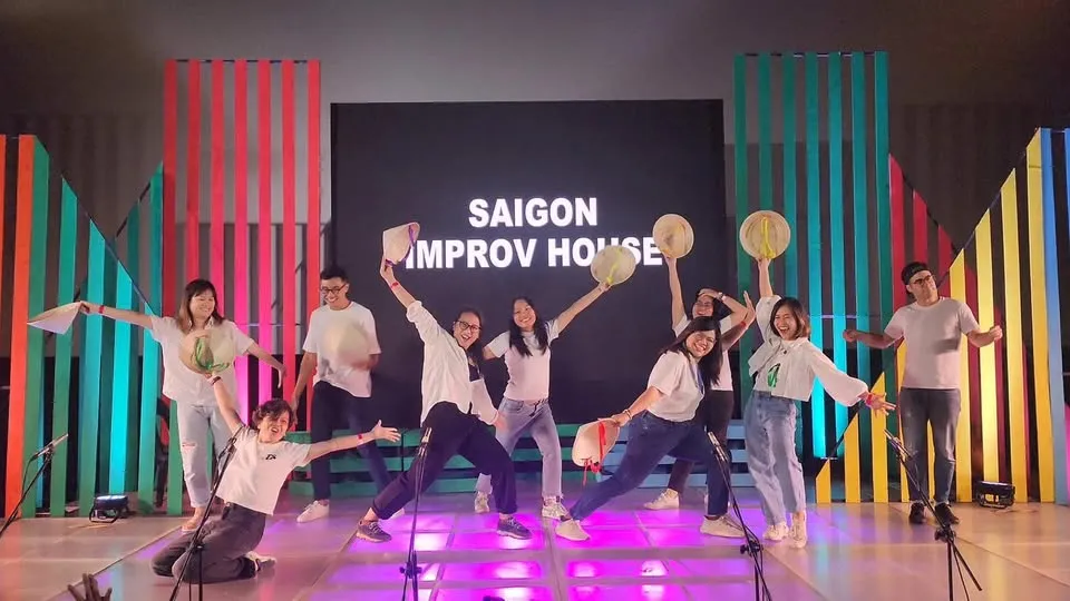 Đội Saigon Improv House giơ nón lá trên sân khấu Manila Improv Festival 2023