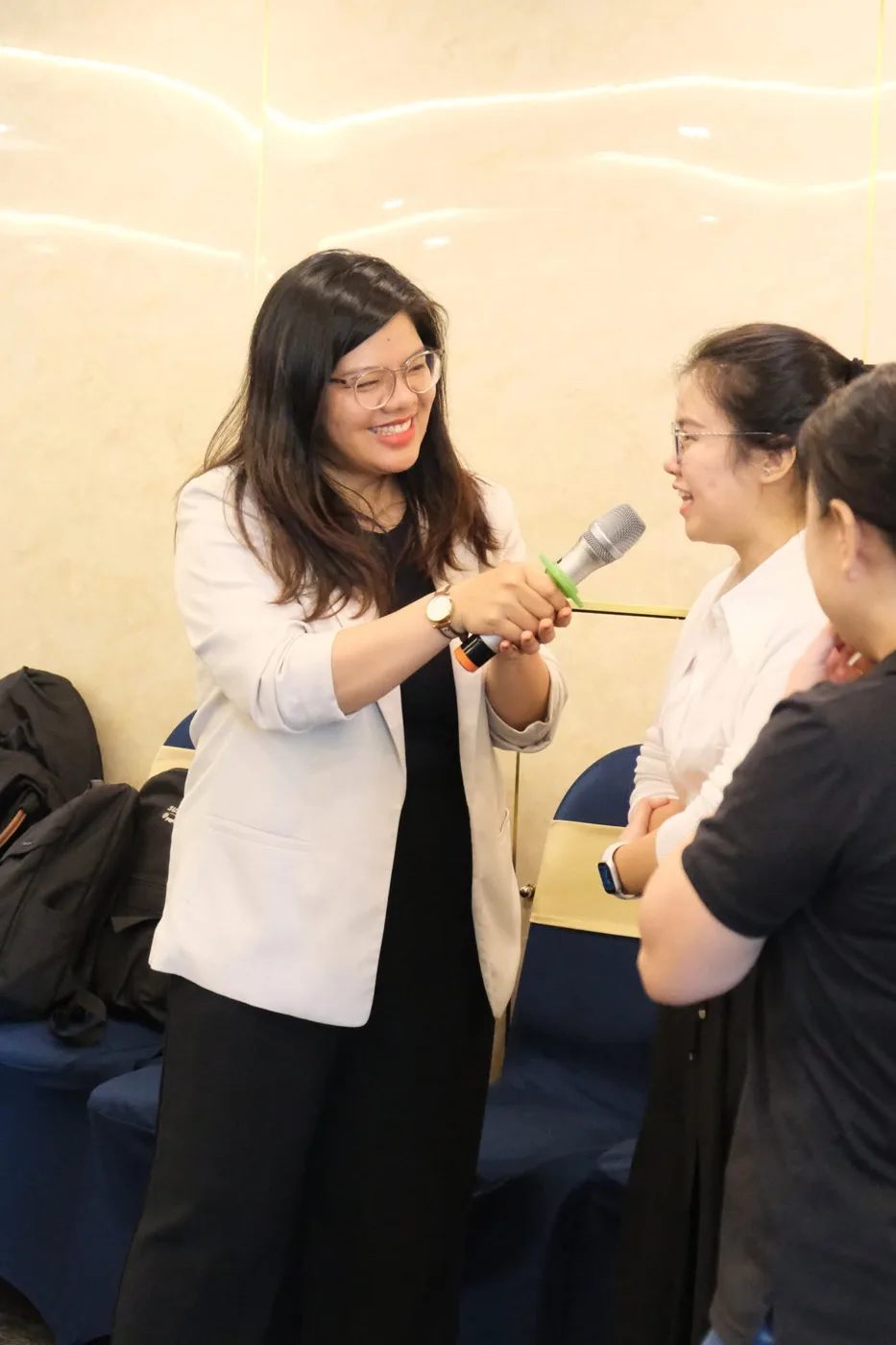 Vân Possible cầm micro trò chuyện với người tham gia trong một buổi workshop