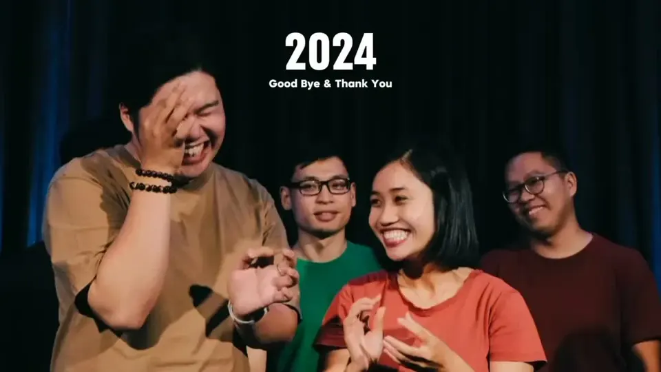 Thumbnail video tổng kết năm 2024 của Saigon Improv House: bốn người cười vỗ tay trước phông đen
