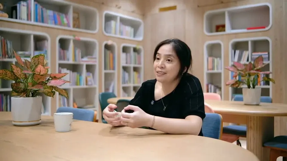 Thumbnail video review: học viên ngồi bên bàn gỗ kể chuyện đi học kịch ứng tác
