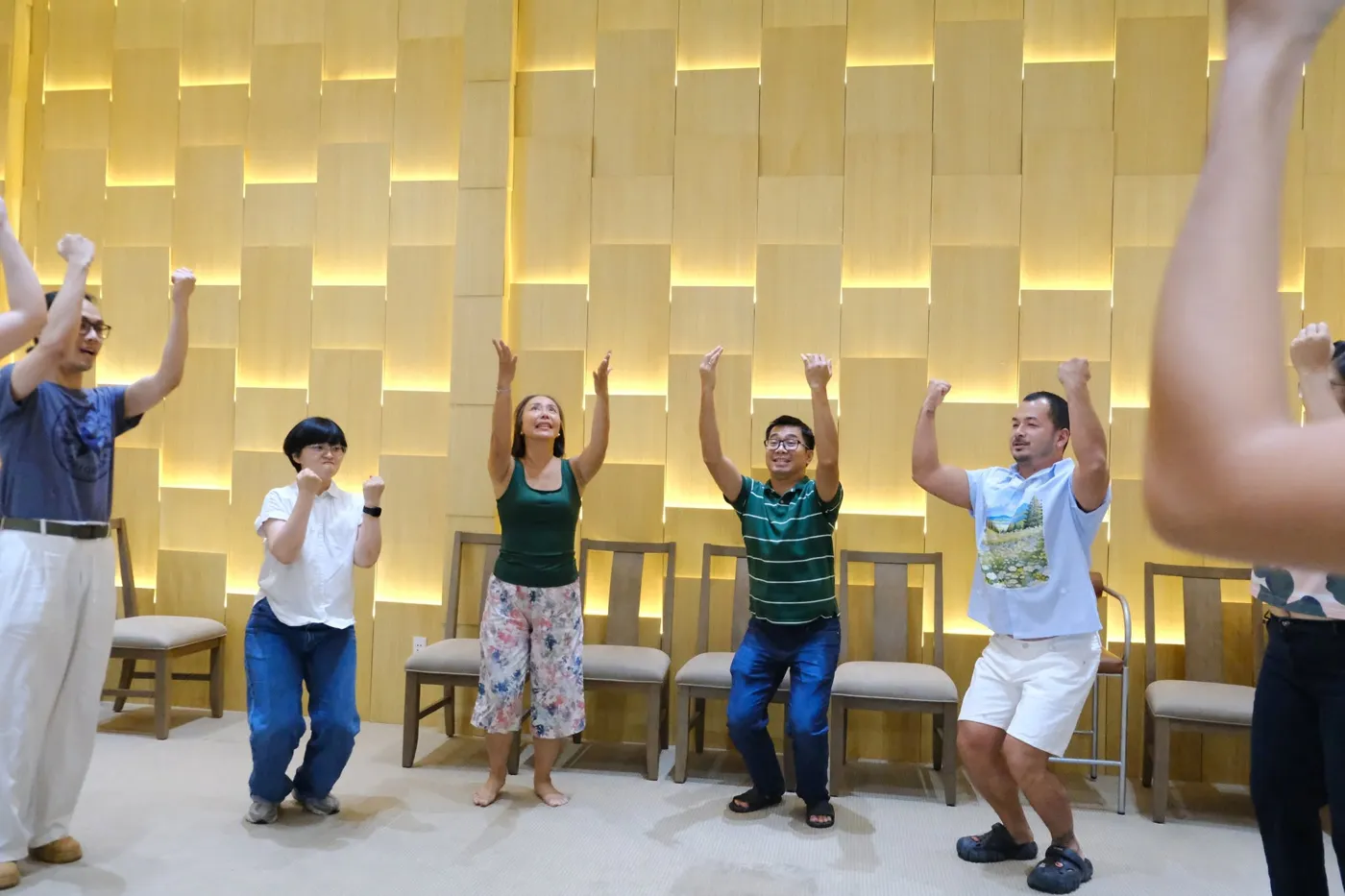 Nhân viên doanh nghiệp hào hứng giơ tay trong workshop kịch ứng tác